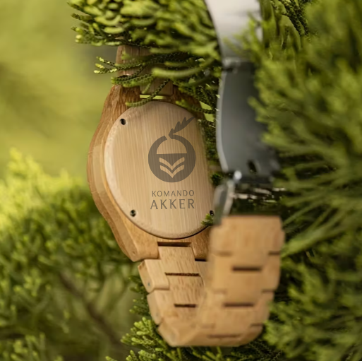 Komando-Akker Stylish Bamboo Men's Watch, Handcrafted with a Simple Quartz Mechanism